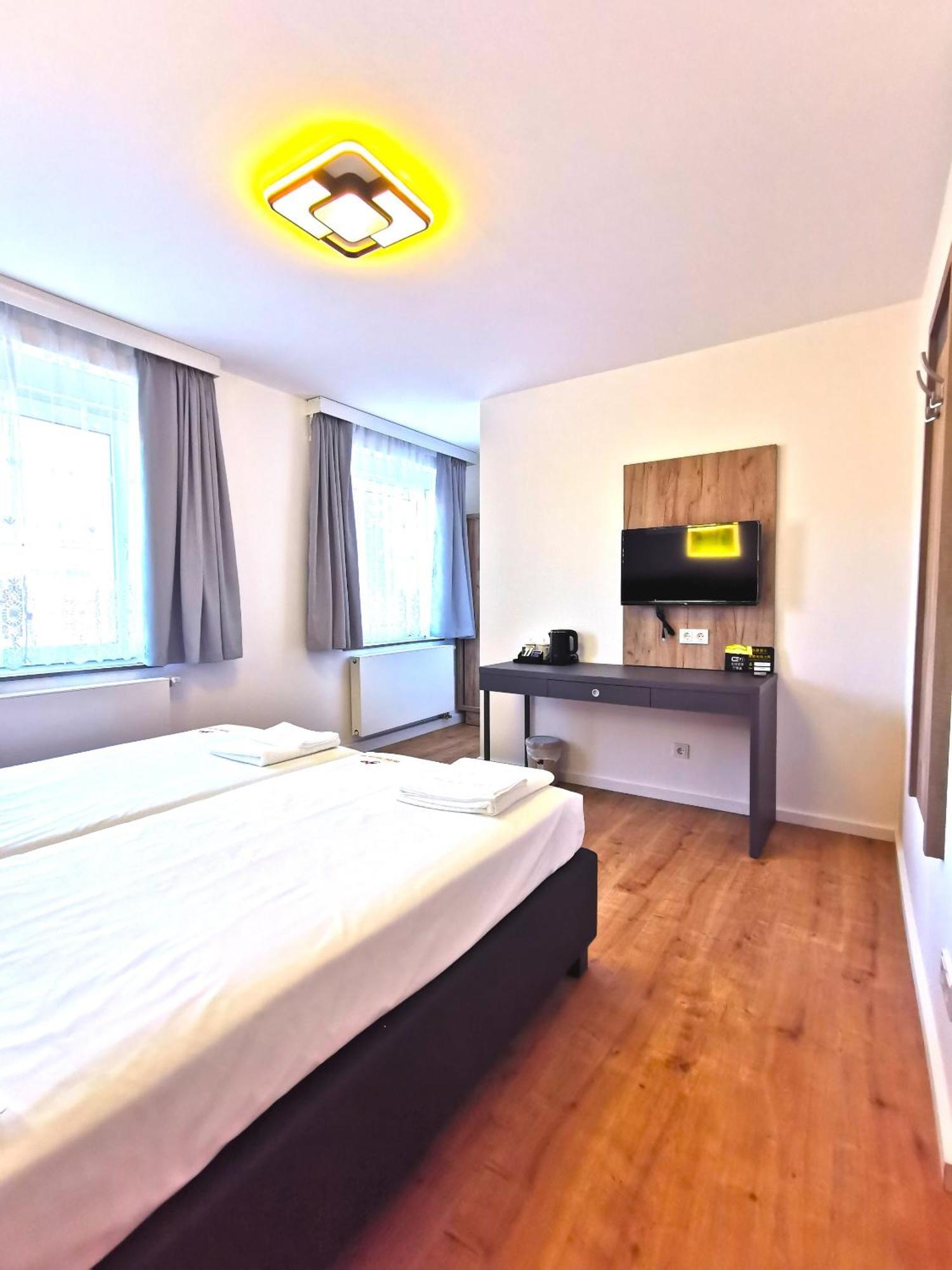 Home Inn Hotel Дормаген Экстерьер фото